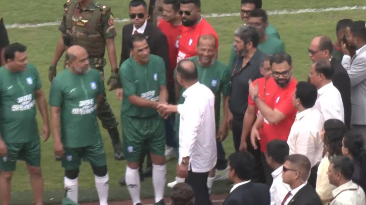 প্রীতি ফুটবল ম্যাচ দেখতে জাতীয় স্টেডিয়ামে তারেক রহমান ও জাইমা রহমান