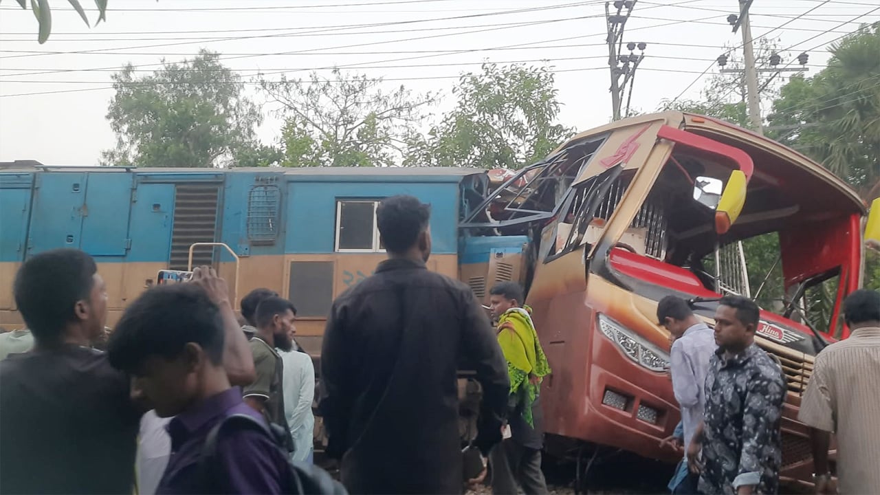 কুমিল্লায় বাসে ট্রেনের ধাক্কা, নিহত ১২