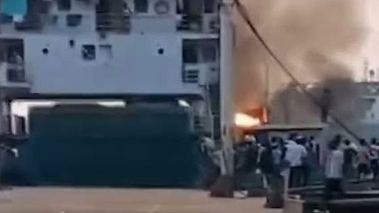 পাটুরিয়ায় ফেরিতে আগুন