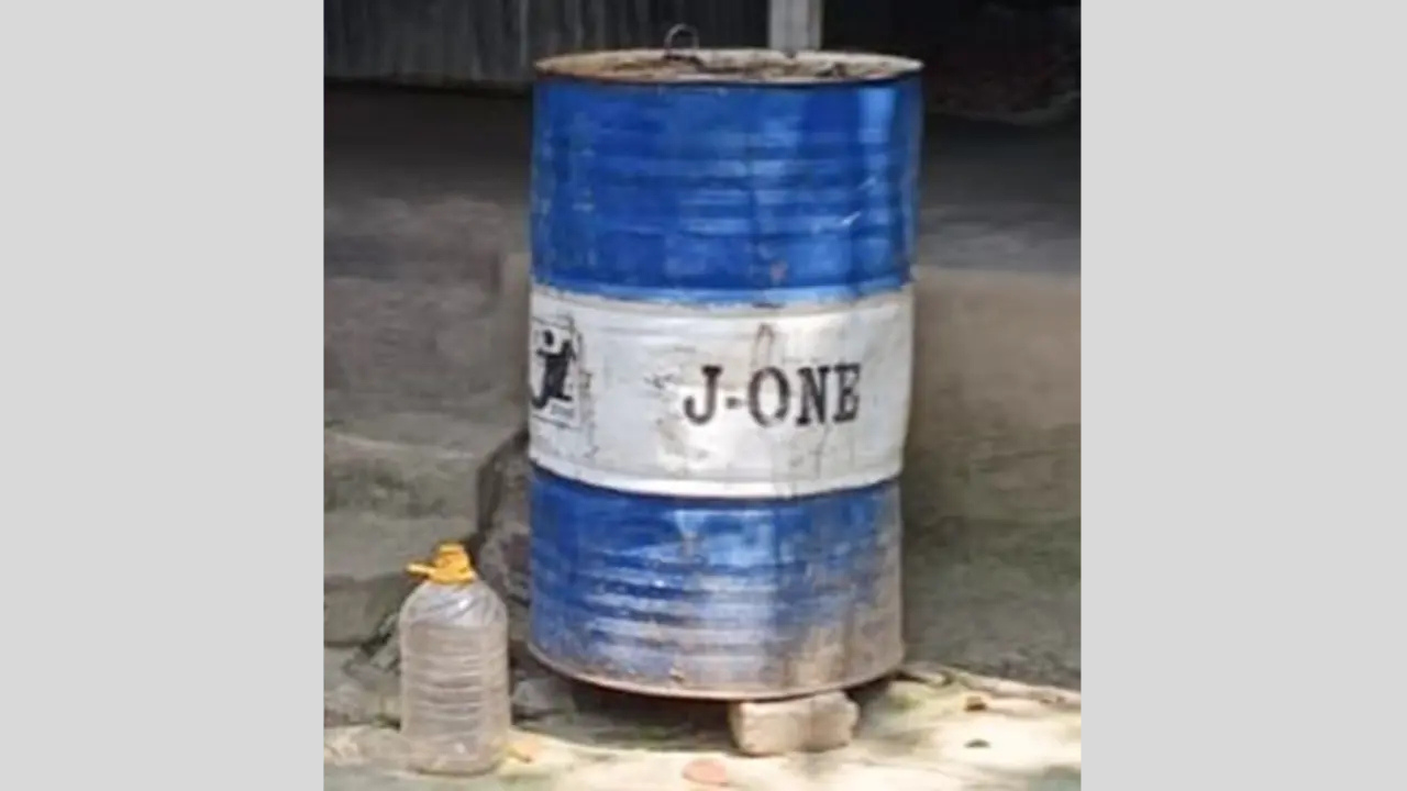 চা বিক্রেতার বাড়িতে মিলল ১২২ লিটার ডিজেল