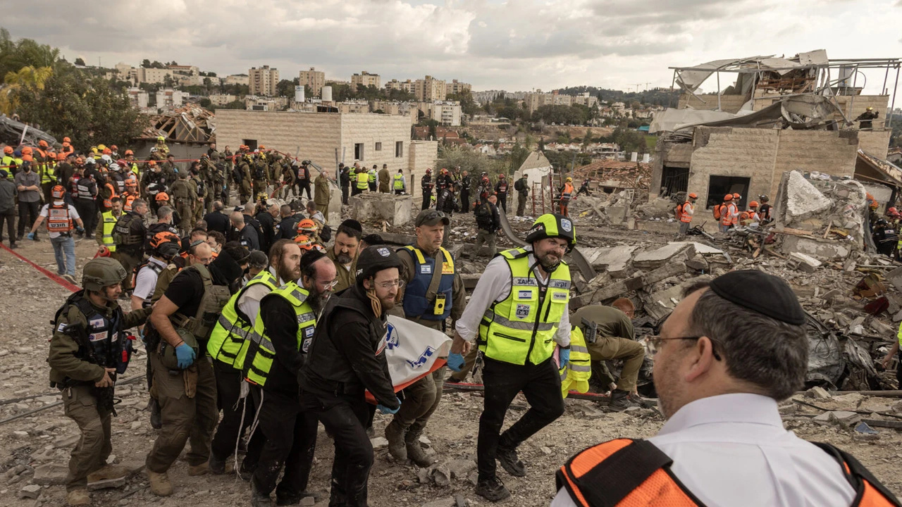 তিন দিক থেকে হামলা, দিশেহারা ইসরায়েল