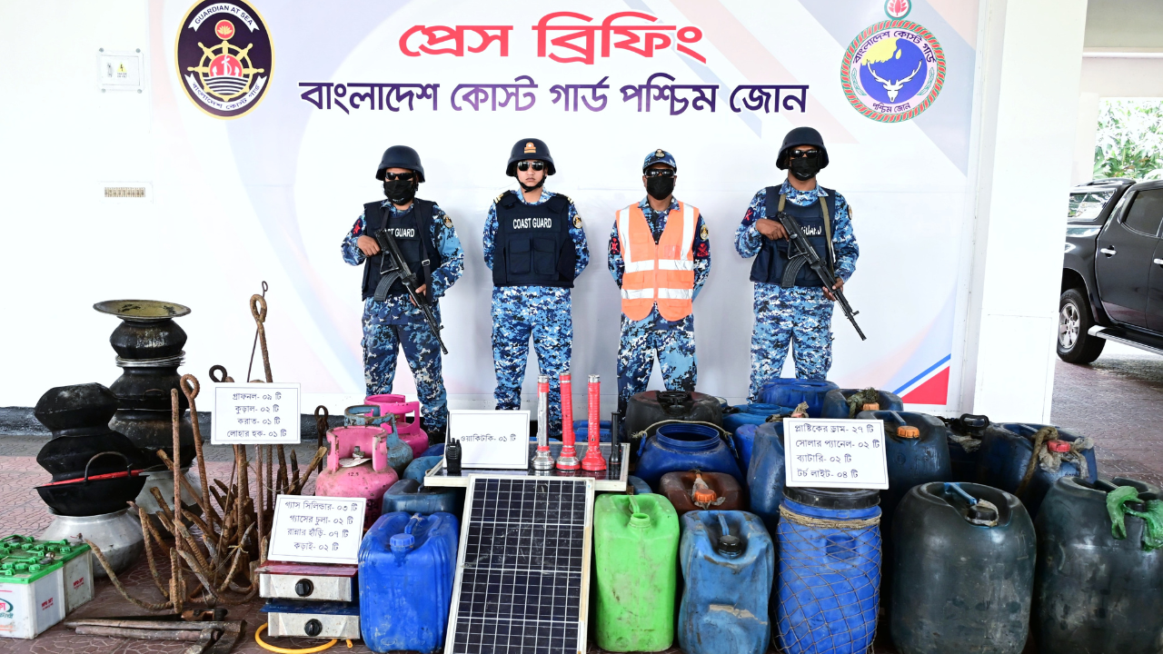সুন্দরবনের ডাকাতের আস্তানা ধ্বংস ও মালামাল জব্দ করেছে কোস্ট গার্ড