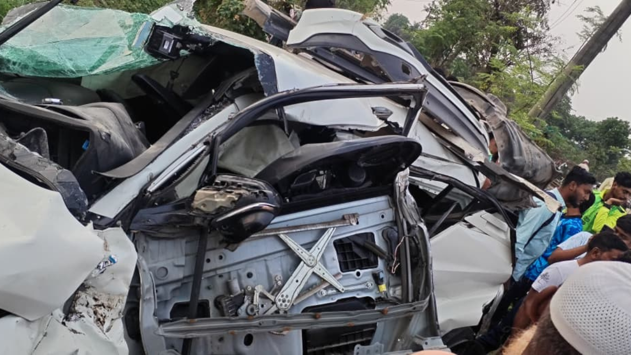 আফিলগেটে ট্রেনের ধাক্কায় প্রাইভেটকারের ৪ জন আহত