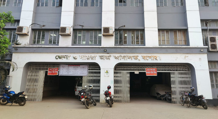 যশোরে তিনটি আদালত বর্জনের ডাক আইনজীবীদের