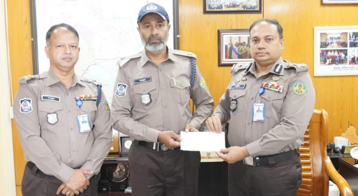 ধাওয়া দিয়ে অস্ত্রসহ শুটারকে ধরে পুরস্কার পেলেন সেই টিআই মাহমুদ