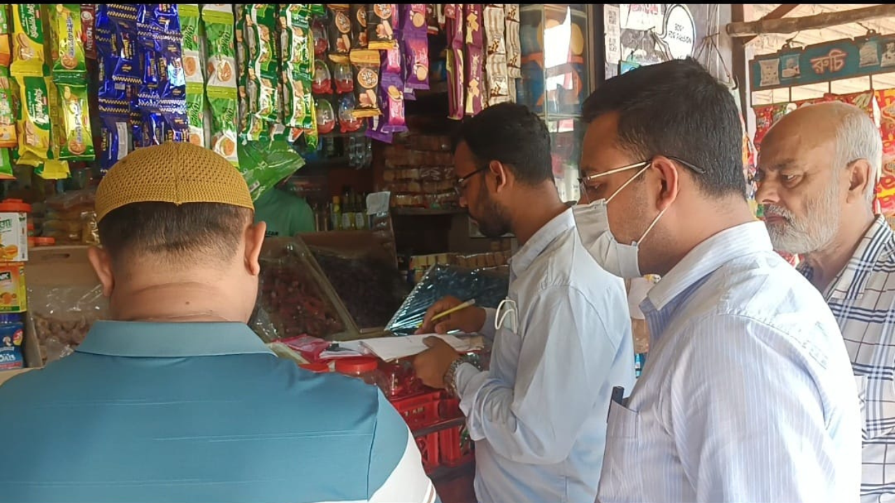 রামপালে বেশি দামে এলপিজি বিক্রি, ৩ ব্যবসায়ীকে জরিমানা