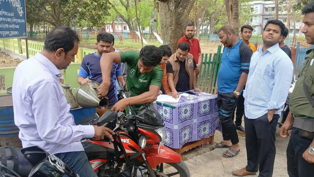 চুয়াডাঙ্গায় খোলাবাজারে বিক্রির সময় ৫ ব্যারেল জ্বালানি তেল জব্দ