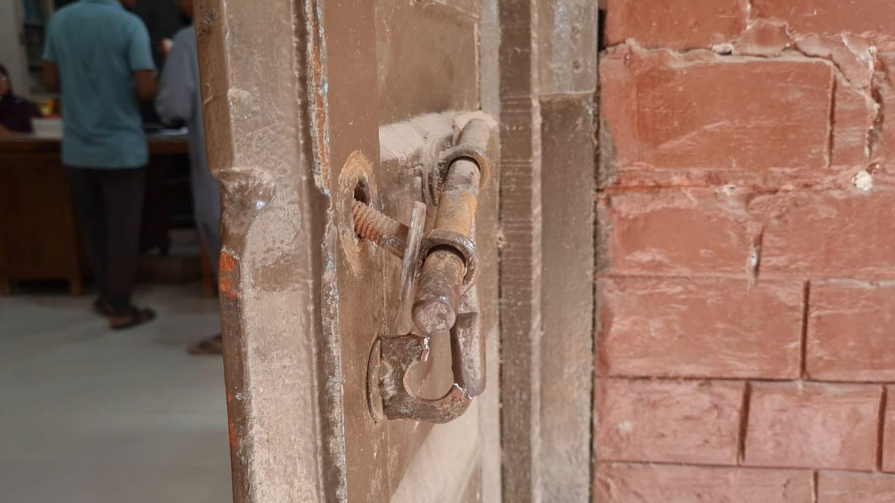 কুষ্টিয়ায় তালা ভেঙে সরকারি তিন দপ্তর তছনছ করল দুর্বৃত্তরা