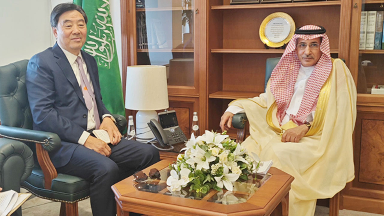 ইরান যুদ্ধে মধ্যস্থতা করতে দূত পাঠালো চীন