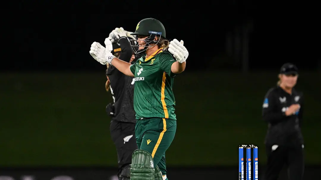 শেষ বলের ছক্কায় জয়, বিশ্বরেকর্ড গড়লেন প্রোটিয়া নারী ক্রিকেটার
