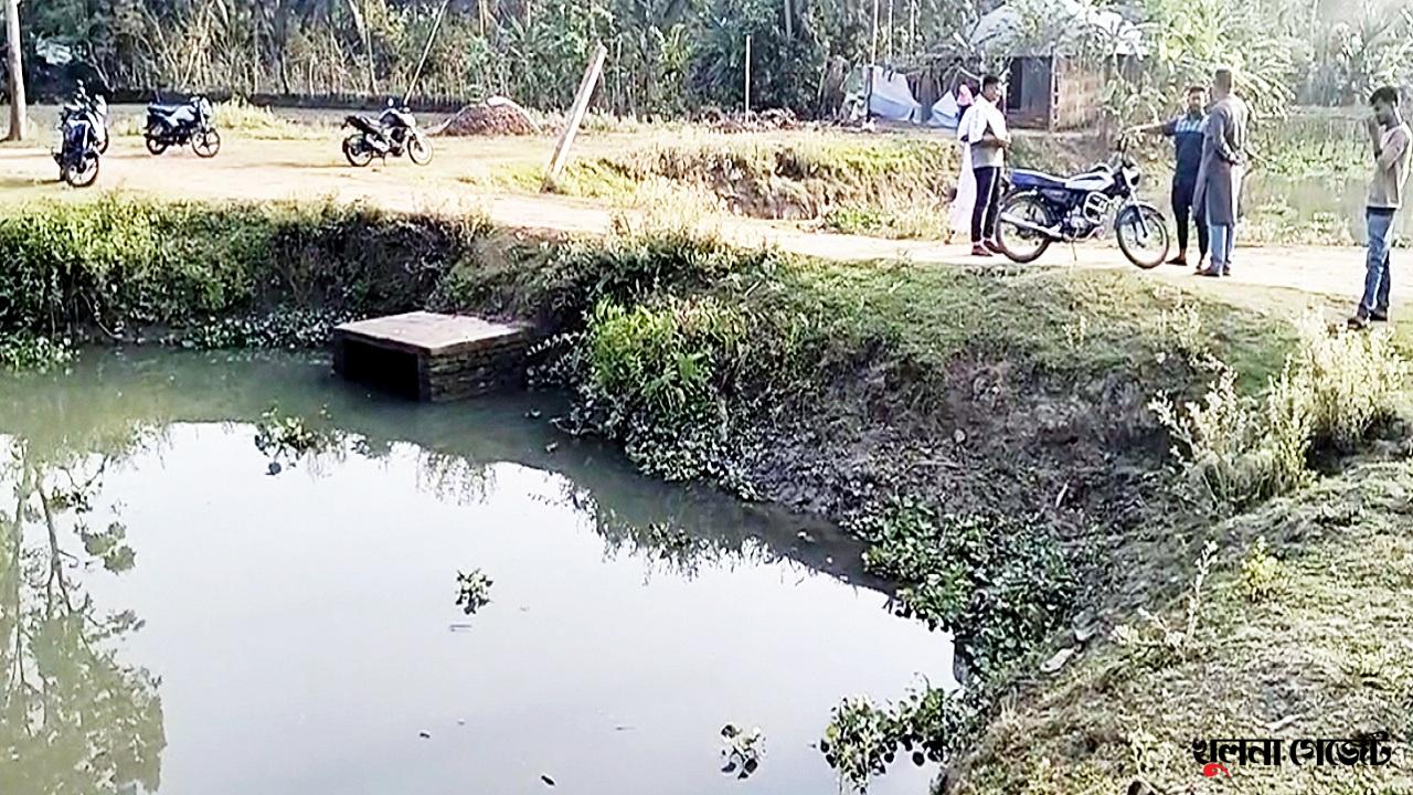 সরকারি খালে বাঁধ দেওয়ায় পানি পচে দুর্গন্ধ, ভোগান্তিতে ১০ গ্রামের মানুষ