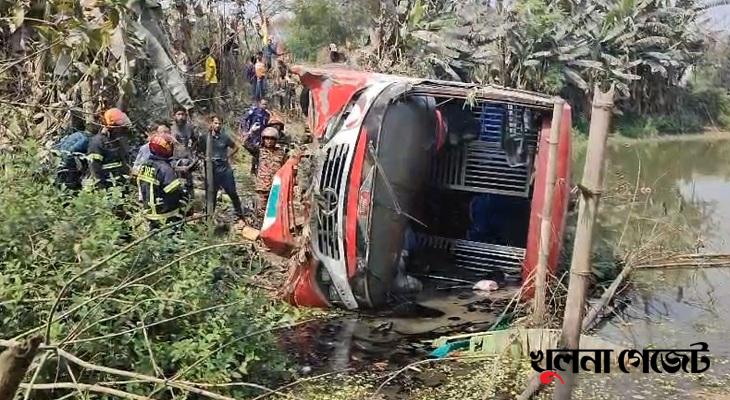 গোপালগঞ্জে নিয়ন্ত্রণ হারিয়ে যাত্রীবাহী বাস খাদে, আহত ১৫
