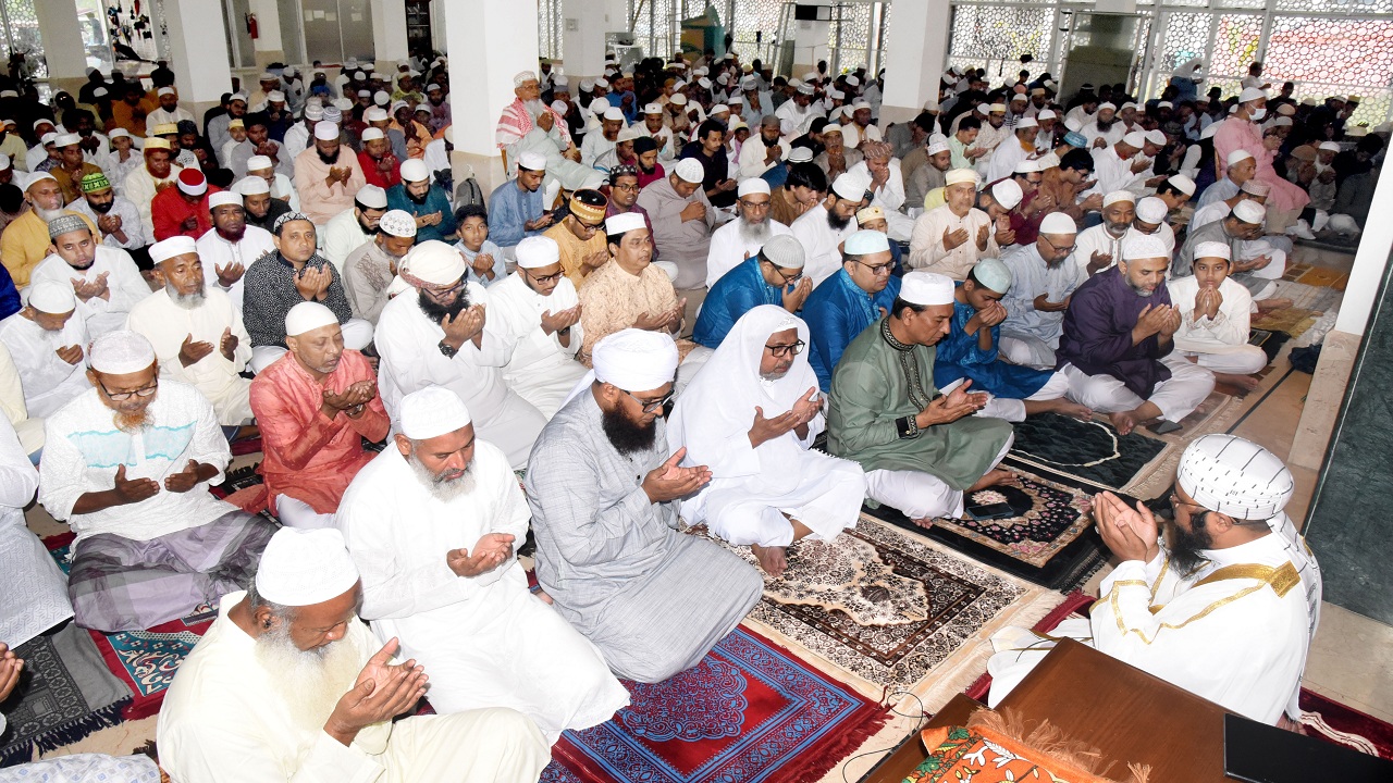 খুবিতে পবিত্র ঈদুল ফিতরের জামাত অনুষ্ঠিত