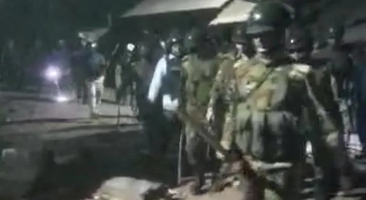 রাতে টর্চ জ্বালিয়ে মুন্সীগঞ্জে দুই পক্ষের সংঘর্ষ