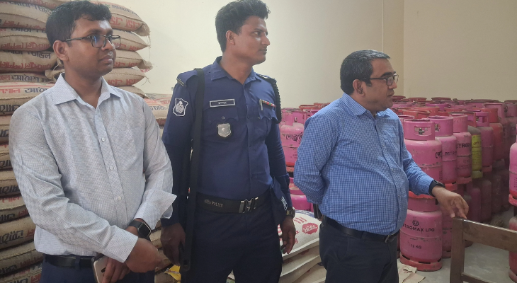 অপরিচ্ছন্ন পরিবেশে খাদ্য তৈরি, চুয়াডাঙ্গায় ৪ দোকানিকে জরিমানা