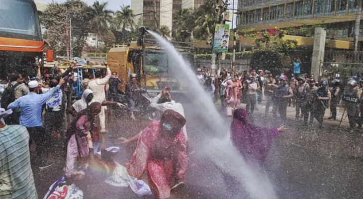 সুদসহ আমানত ফেরতের দাবিতে বাংলাদেশ ব্যাংক ঘেরাও