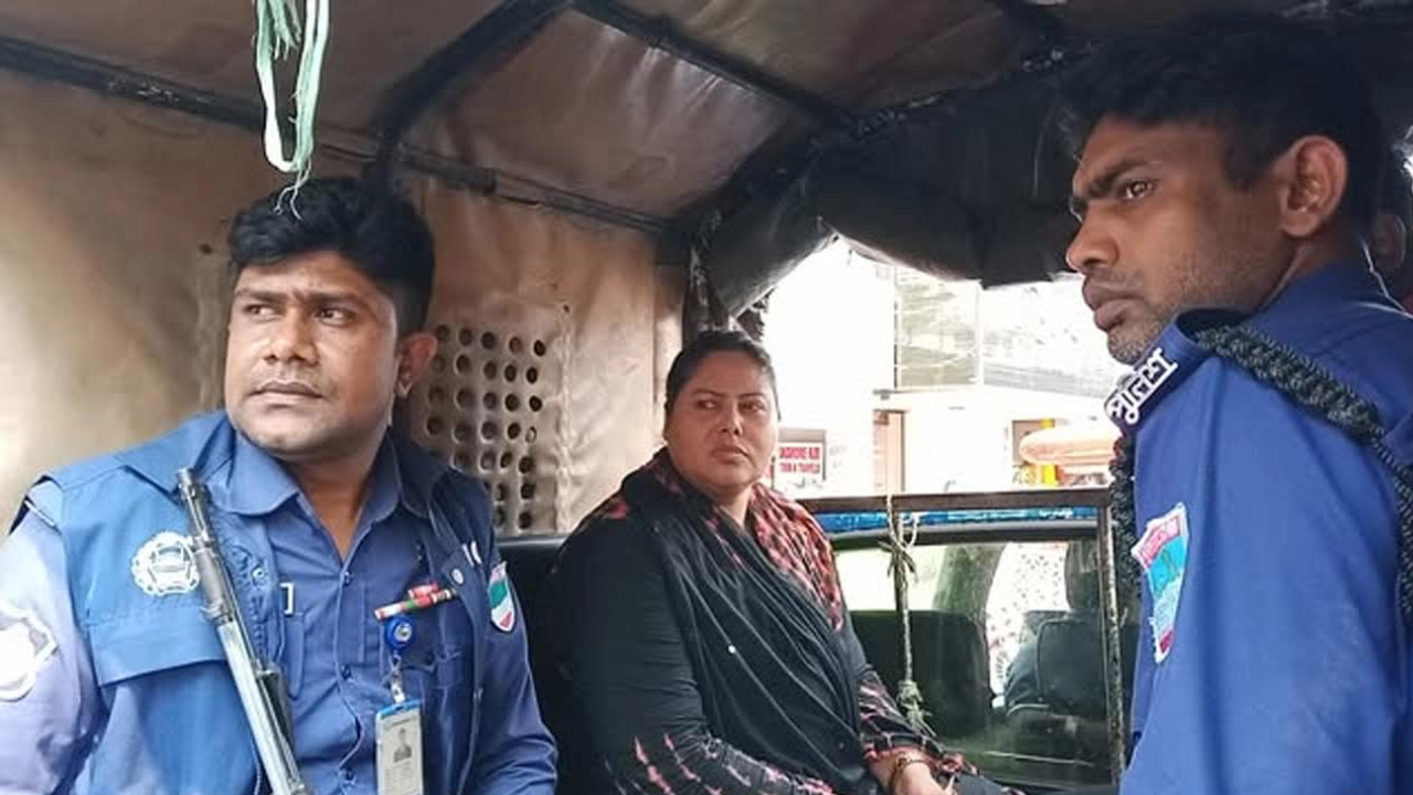 যশোরে নারী প্রতারক আটক