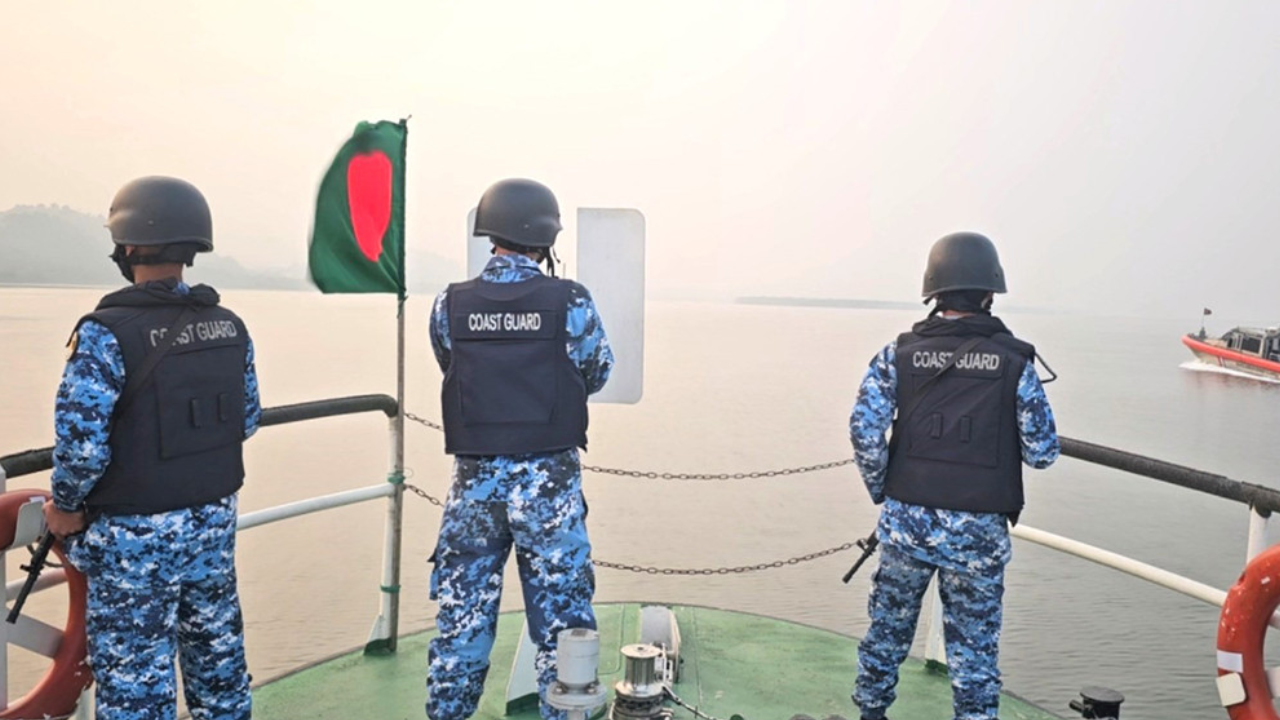 চোরাচালান রোধে কোস্ট গার্ড ২৪ ঘণ্টা টহল দিচ্ছে