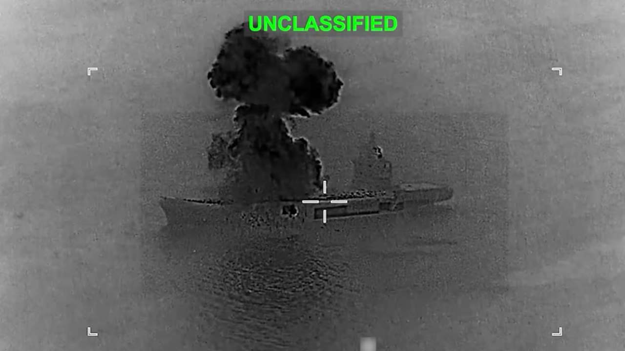 যুক্তরাষ্ট্রের হামলায় ইরানের ড্রোনবাহী জাহাজে আগুন