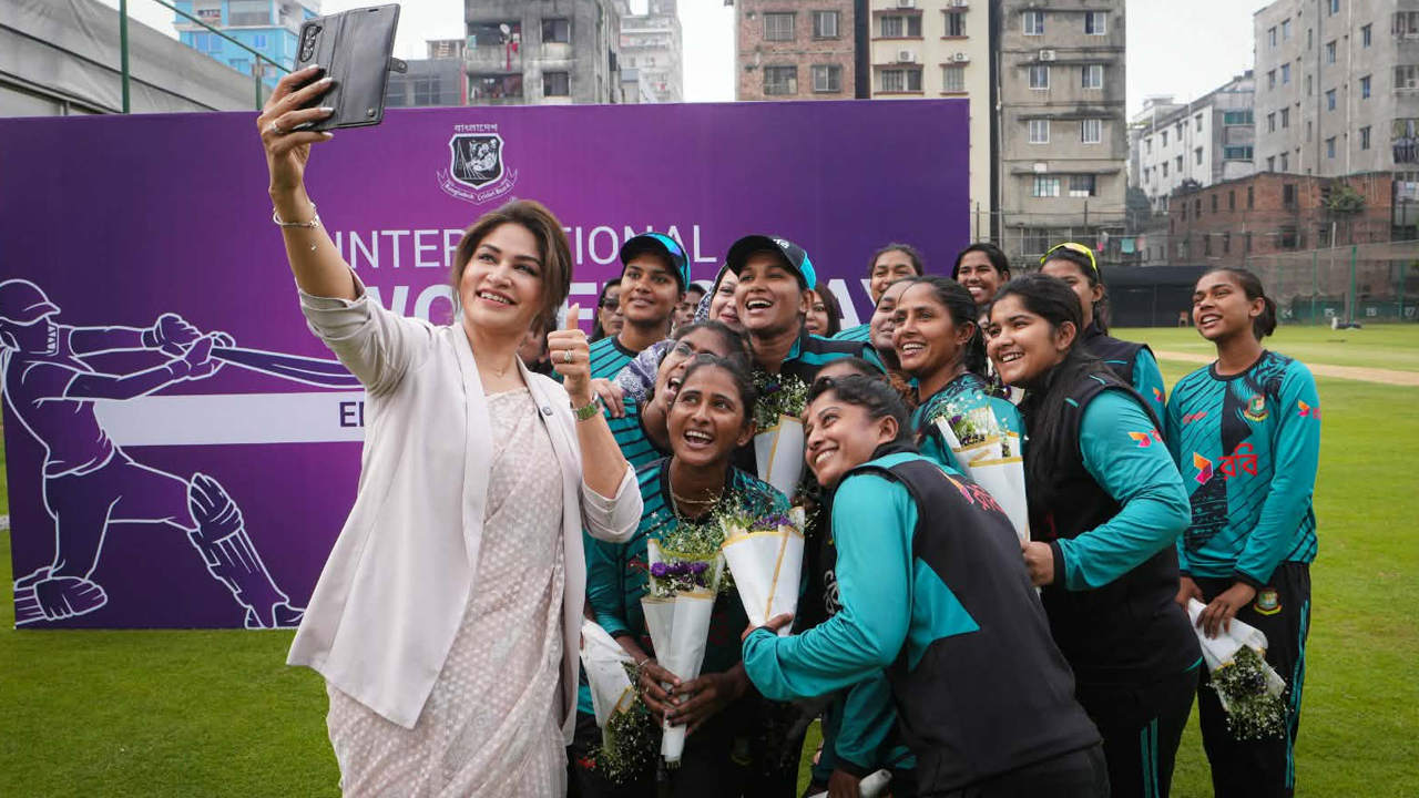 নারী দিবসে জ্যোতিদের ফুলেল শুভেচ্ছা জানাল বিসিবি