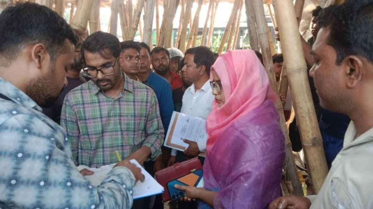 যশোরে ৬ হাজার লিটার জ্বালানি তেল উদ্ধার, ফিলিং স্টেশনসহ ৩ ব্যবসায়ীকে জরিমানা