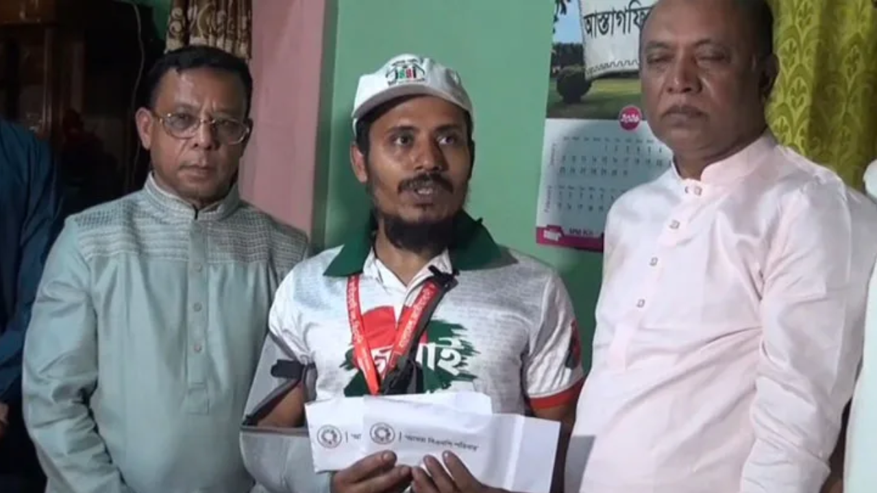 গণঅভ্যুত্থানে পুলিশের গুলিতে আহত হোসেনের চিকিৎসায় সহায়তা দিলেন প্রধানমন্ত্রী