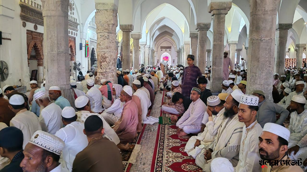 বৃষ্টি উপক্ষো করে বিশ্বঐতিহ্য ষাটগম্বুজ মসজিদে মুসল্লীদের ঢল