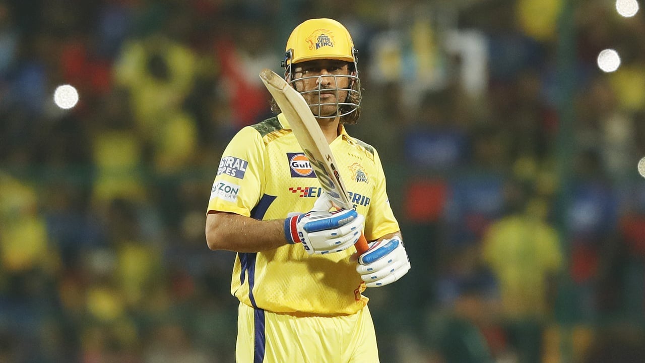 আইপিএল শুরুর দিন ধোনিকে নিয়ে দুঃসংবাদ পেল চেন্নাই