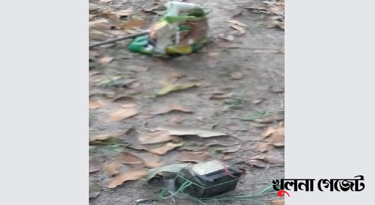 দিঘলিয়ায় পরিত্যক্ত ব‍্যাগে বোমা বিষ্ফোরণ, বিকট শব্দে এলাকায় আতঙ্ক; যুবক আহত