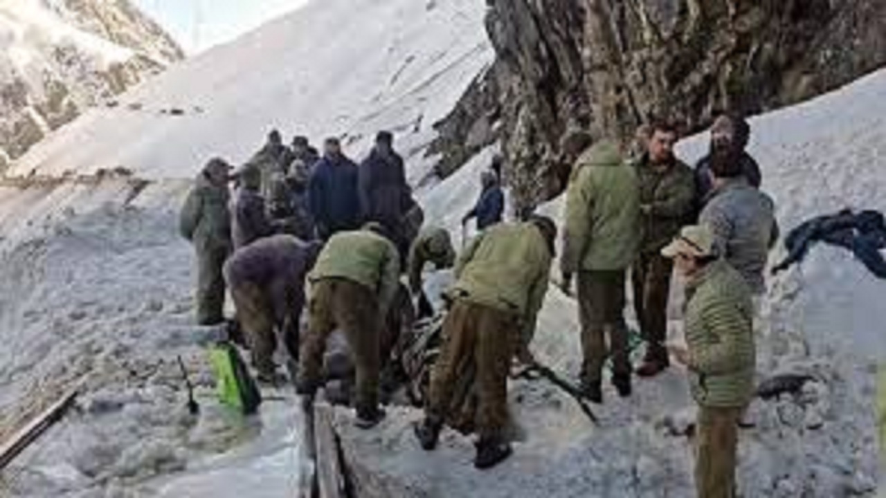 জম্মু-কাশ্মিরের জোজিলা পাসে একাধিক তুষারধস, নিহত ৭