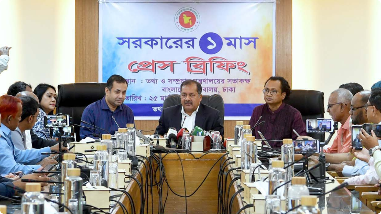 সরকারের এক মাস পূর্তি উপলক্ষ্যে মন্ত্রণালয়ের সভাকক্ষে প্রেস ব্রিফিং করেন তথ্য ও সম্প্রচার মন্ত্রী জহির উদ্দিন স্বপন। এসময় উপস্থিত ছিলেন প্রতিমন্ত্রী ইয়াসের খান চৌধুরী এবং উপদেষ্টা ডা. জাহেদ উর রহমান।