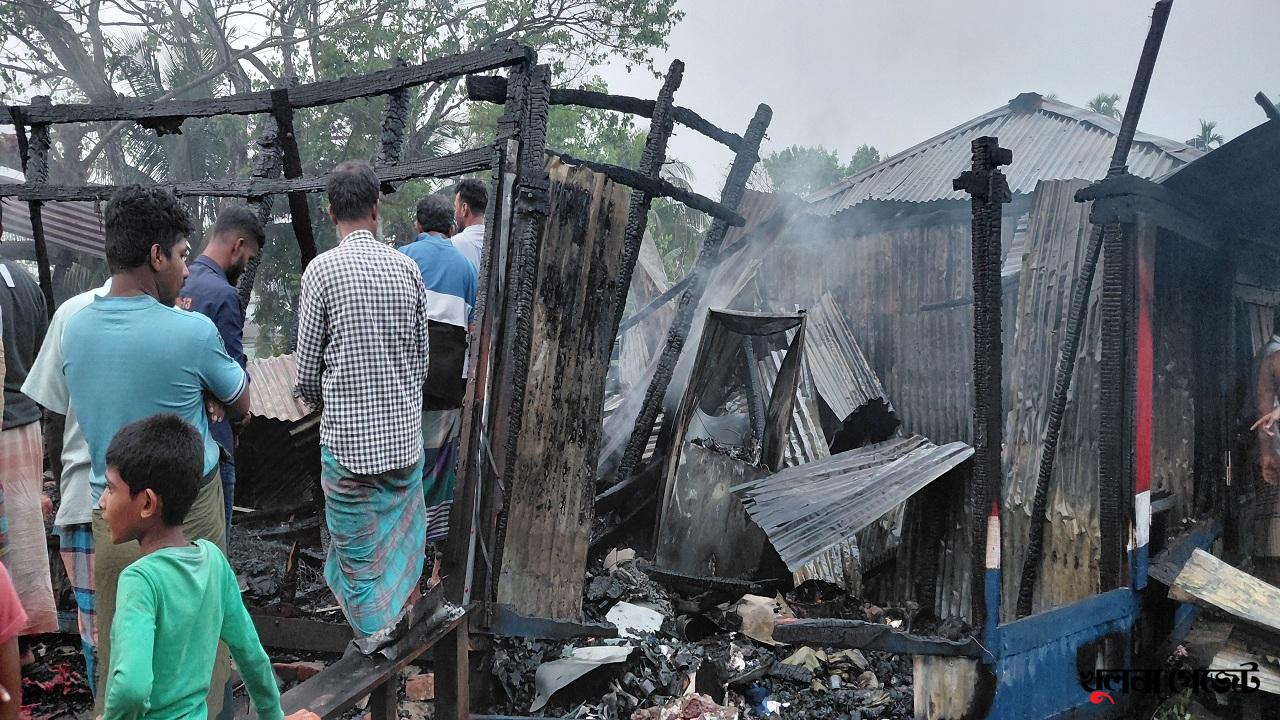 কচুয়া বাজারে ভয়াবহ অগ্নিকাণ্ডে অর্ধ কোটি টাকার ক্ষতি