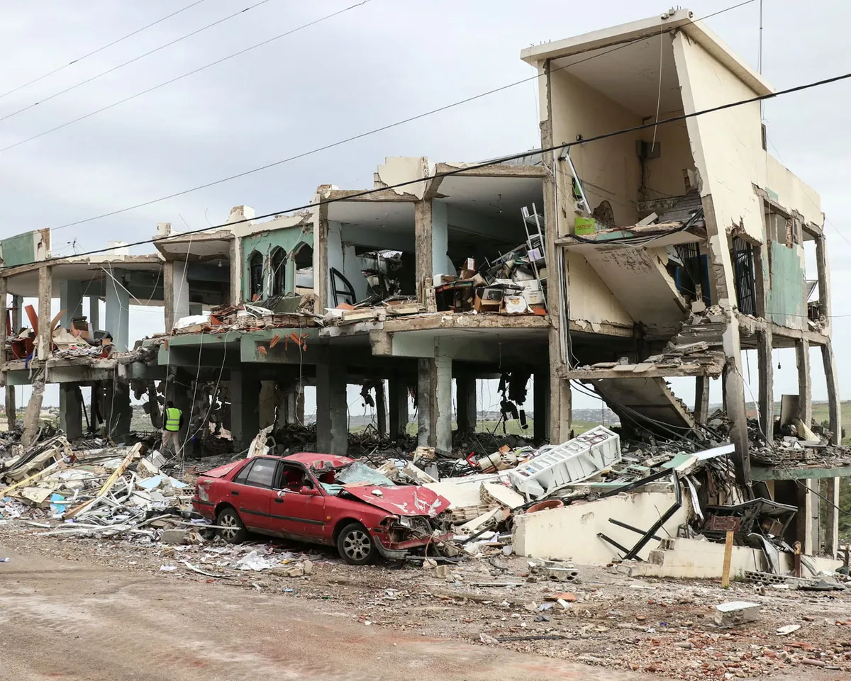 লেবাননে ইসরায়েলি হামলায় ১২ চিকিৎসাকর্মী নিহত