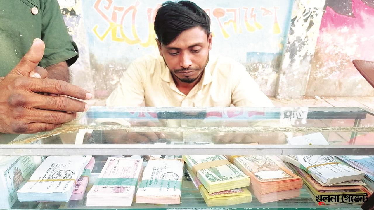 ঈদে খুলনায় নতুন টাকা বিকিকিনির হাট