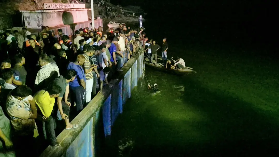 দৌলতদিয়া ঘাটে নিয়ন্ত্রণ হারিয়ে নদীতে বাস, ২ জনের মরদেহ উদ্ধার