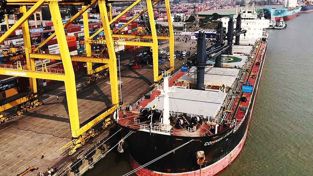 ১৬টি জ্বালানিবাহী জাহাজ চট্টগ্রাম বন্দরে, আরও তিনটি আসছে