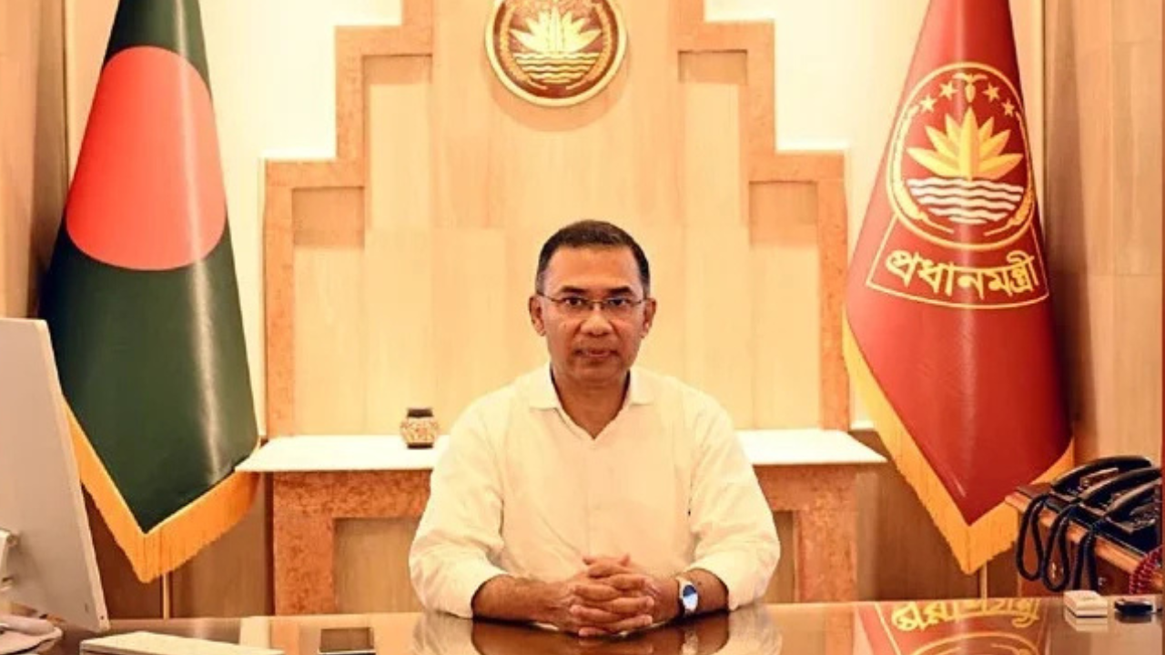 ছুটির দিনেও কার্যালয়ে ব্যস্ত সময় পার করলেন প্রধানমন্ত্রী