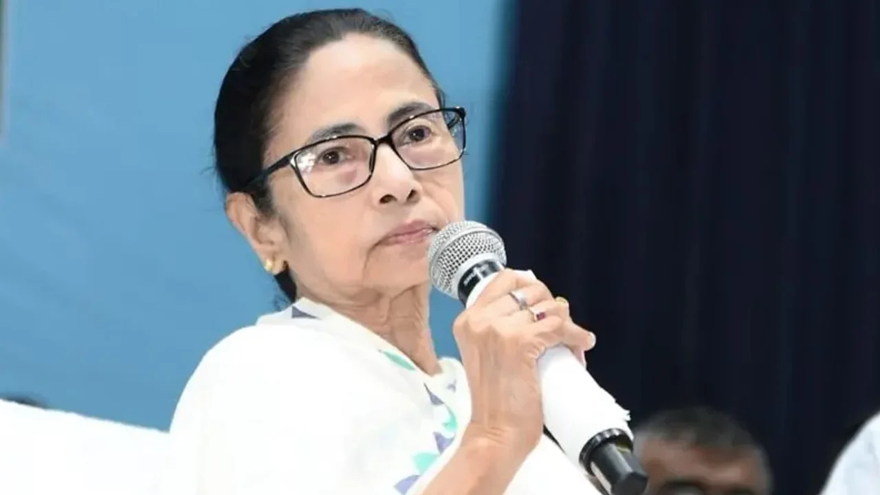 ঈদের অনুষ্ঠানে মোদিকে অনুপ্রবেশকারী বললেন মমতা