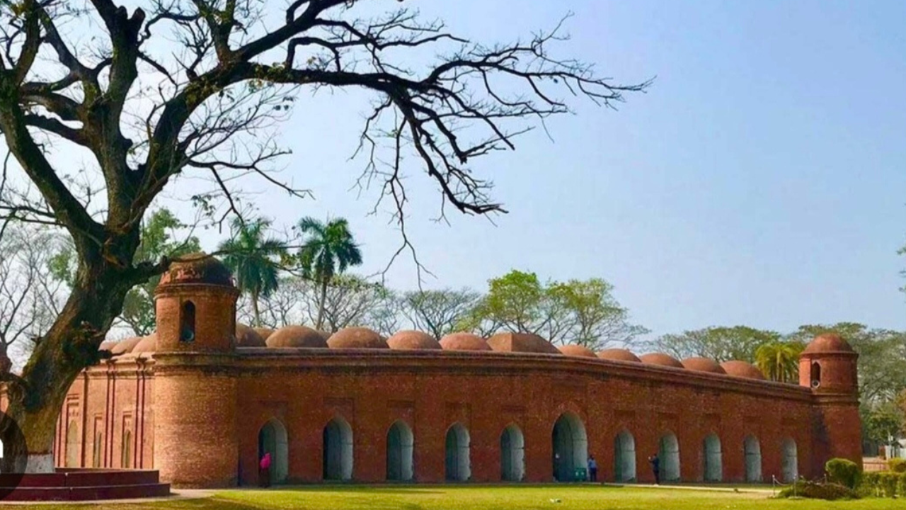 ঈদের জামাতের জন্য প্রস্তুত ষাটগম্বুজ মসজিদ