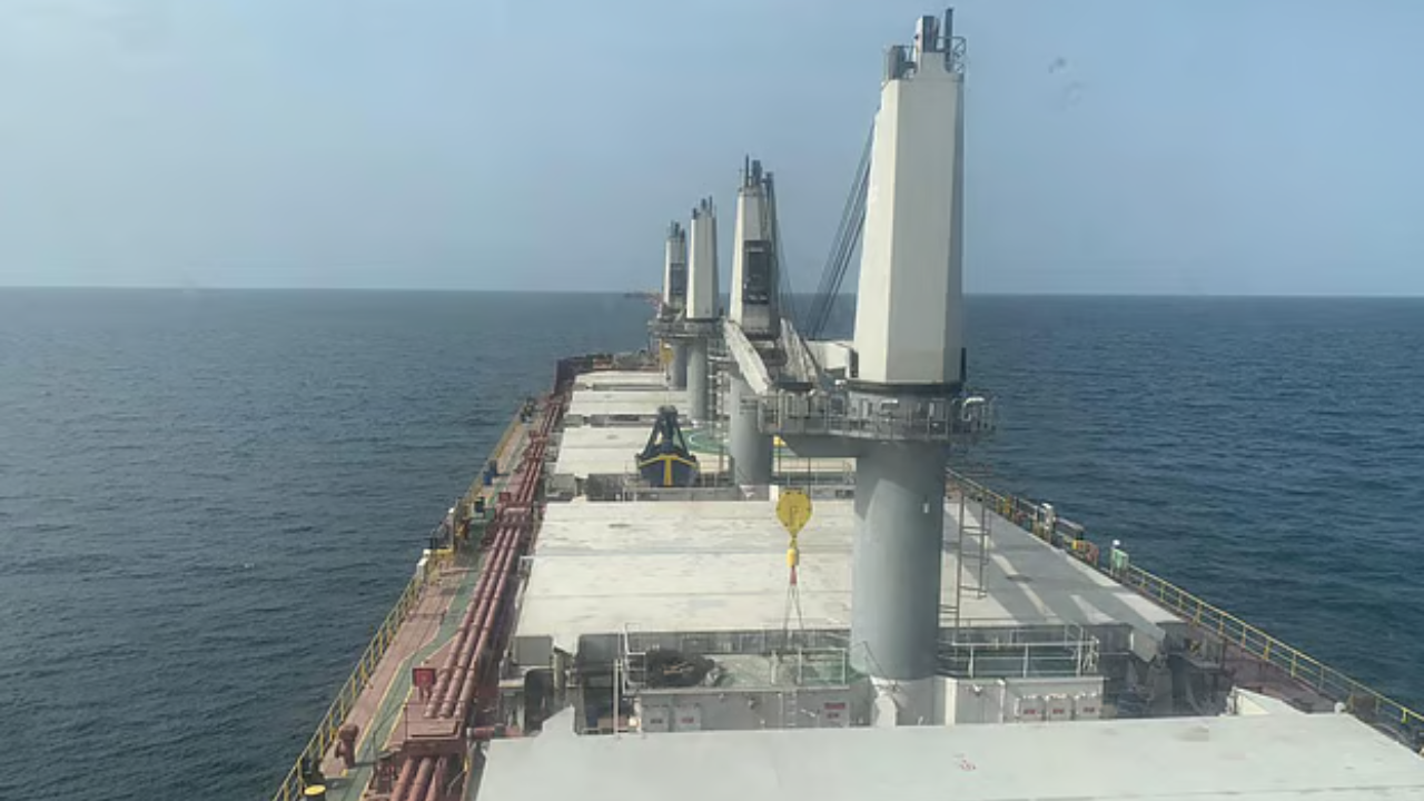 হরমুজ পার হওয়ার অনুমতি পায়নি বাংলাদেশি জাহাজ, আবার নোঙর ফেলেছে