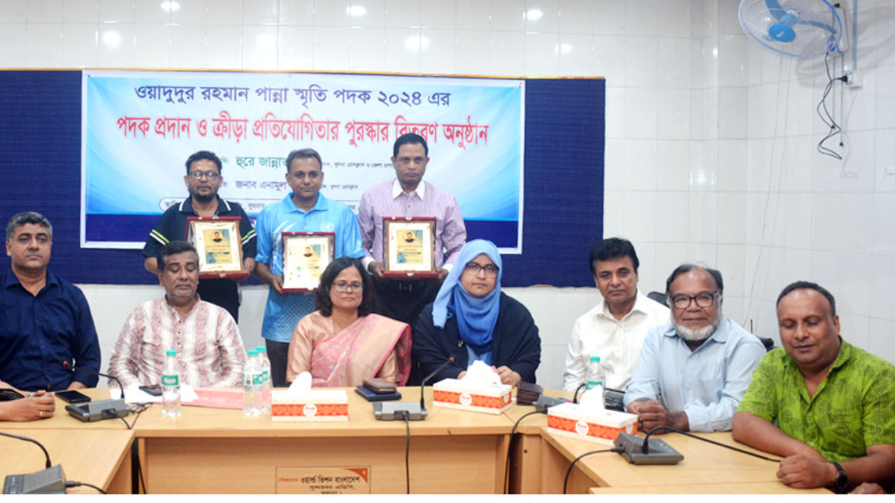 ওয়াদুদুর রহমান পান্না স্মৃতি পদক ও প্রেসক্লাবের ক্রীড়া প্রতিযোগিতার পুরস্কার বিতরণ