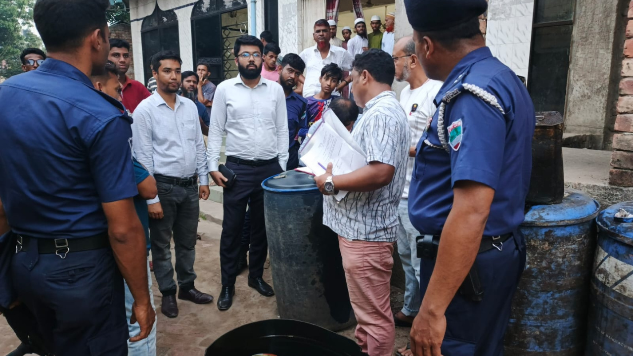 সাতক্ষীরায় অবৈধ ডিজেল মজুদে দুই ব্যবসায়ীকে জরিমানা, একজনের কারাদণ্ড