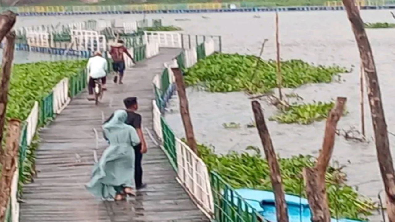 কালবৈশাখীর তাণ্ডবে লণ্ডভণ্ড রাজগঞ্জের আলোচিত ‘ভাসমান সেতু’