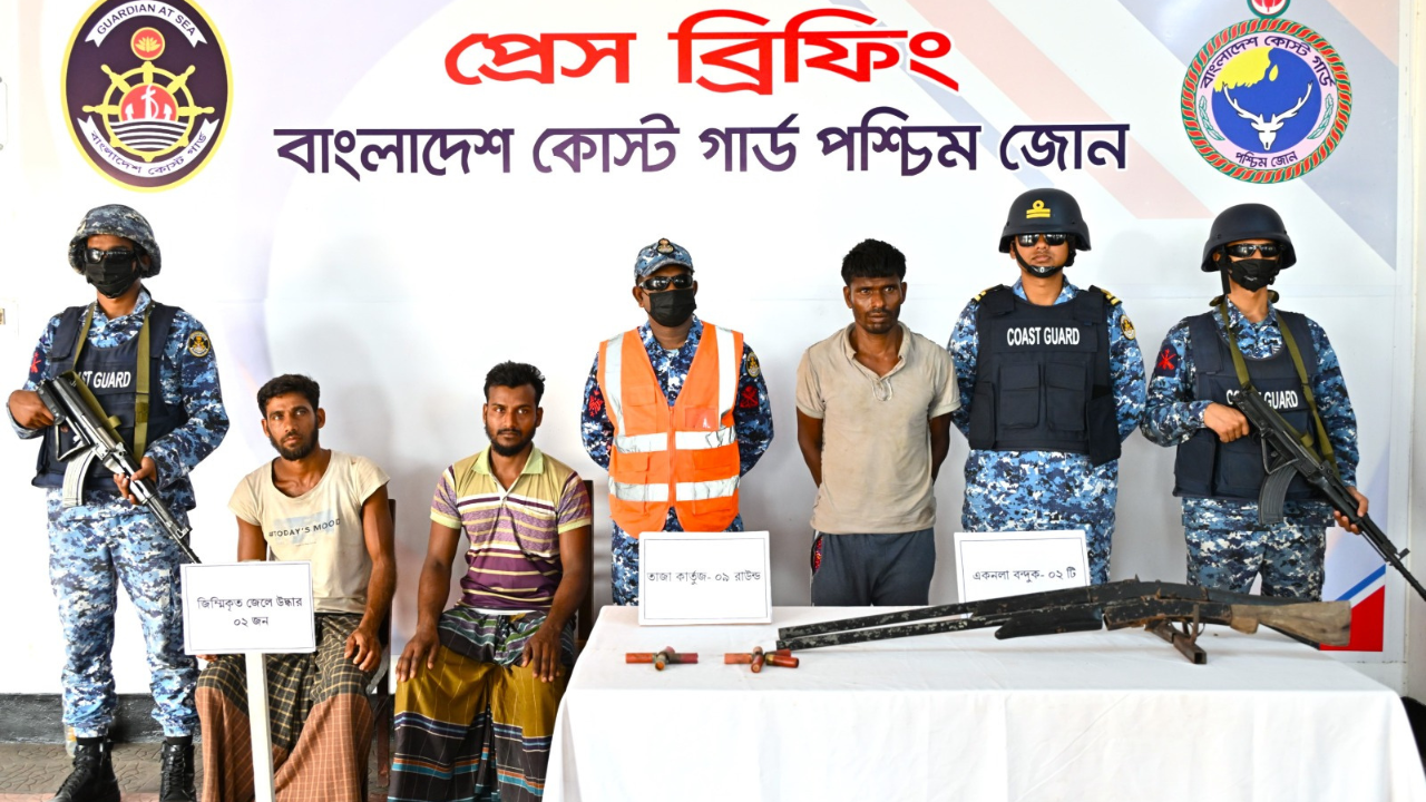 পৃথক অভিযানে অস্ত্রসহ ডাকাত আটক, দু’জেলে উদ্ধার