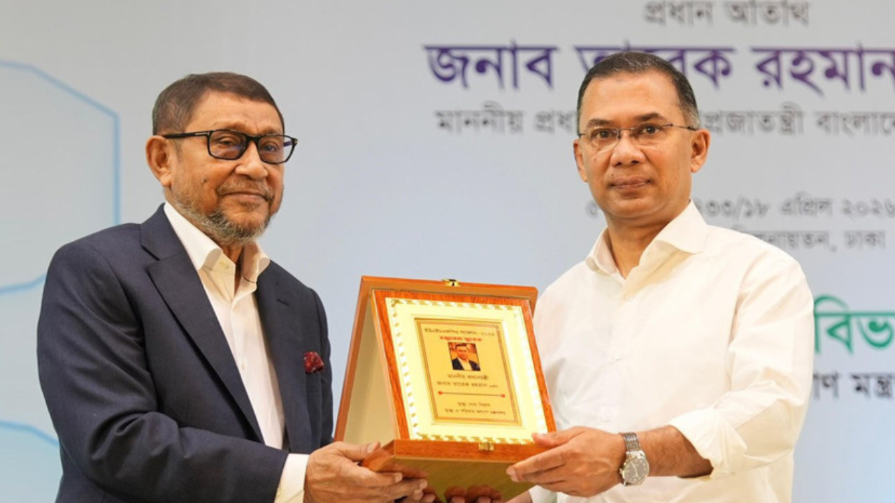 স্বাস্থ্যমন্ত্রীকে প্রধানমন্ত্রী: মন্ত্রী সাহেব প্রশংসা একটু কম কইরেন