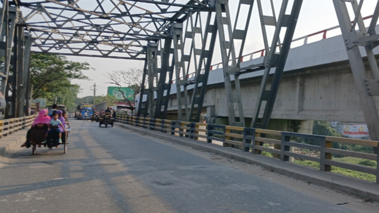 মাগুরায় বাসের ধাক্কায় প্রাণ গেল প্রবাসীর স্ত্রীর