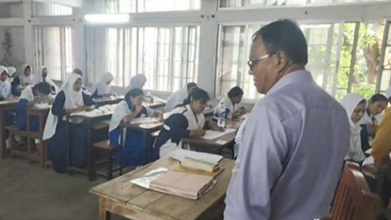 মন্ত্রীর নির্দেশনা অমান্য করে পরীক্ষার কেন্দ্রে এমপি, করলেন ফেসবুকে লাইভ