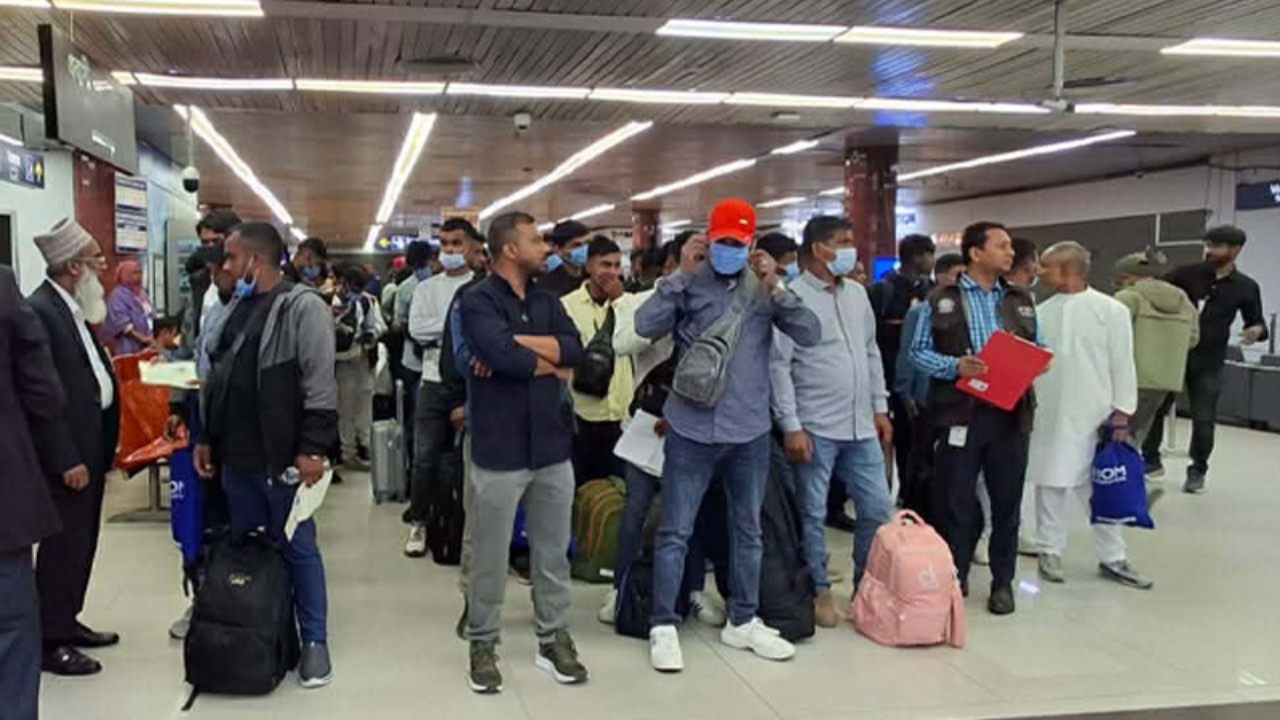 লিবিয়া থেকে ফিরলেন ১৭৪ বাংলাদেশি