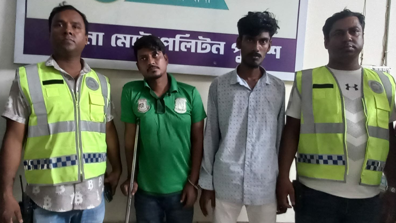 নগরীতে পিস্তল ও গুলিসহ আটক ২