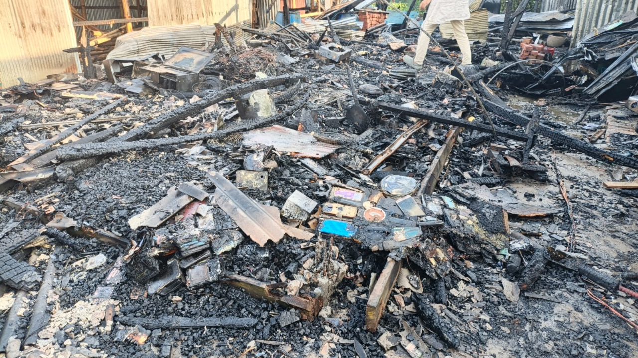 মোংলায় আগুনে পুড়ে ছাই ব্যবসা প্রতিষ্ঠান